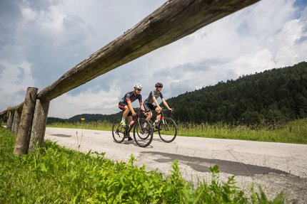 Thermenortschaft Vetriolo © Heiko Mandl Zwei Radfahrer fahren auf einer Landstraße durch eine grüne Landschaft.