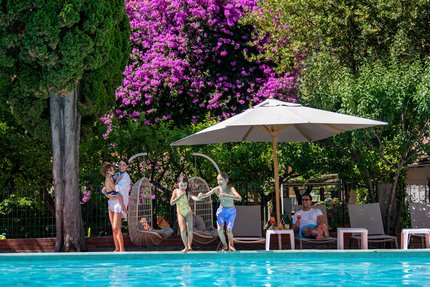 Hotel Raffy © Paolo Martelli Familie bij het zwembad met kinderen klaar om te springen