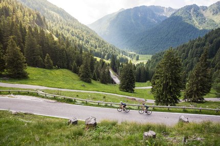 Pinè und Manghen Pass © Heiko Mandl Zwei Radfahrer fahren auf kurviger Bergstraße durch grünen Wald