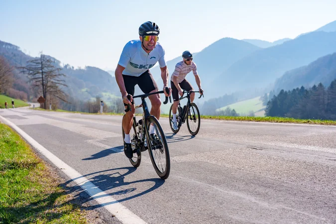 Roadbike Holidays © Flashface - Josef Bollwein Zwei Rennradfahrer fahren auf einer Bergstraße bei sonnigem Wetter