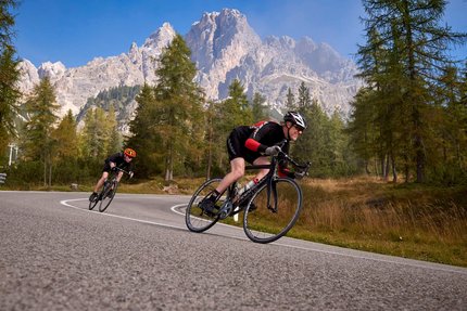 Toblach - Cortina - Giau - Falzarego Tour © Joris Lugtigheid Zwei Radfahrer fahren auf kurviger Bergstraße mit Bäumen und Bergen im Hintergrund