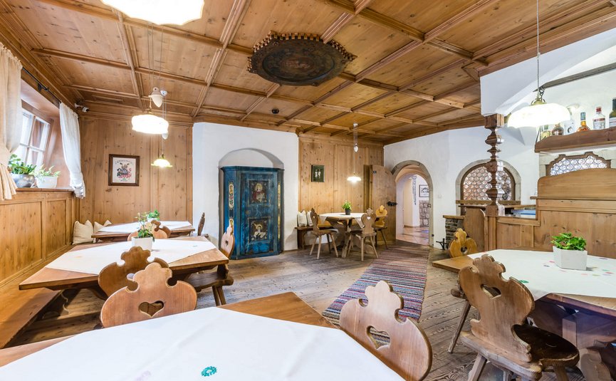 Sporthotel Exclusive **** © Sporthotel Exclusive SAS Cozy traditional tavern with wooden furniture and decorative blue cabinet