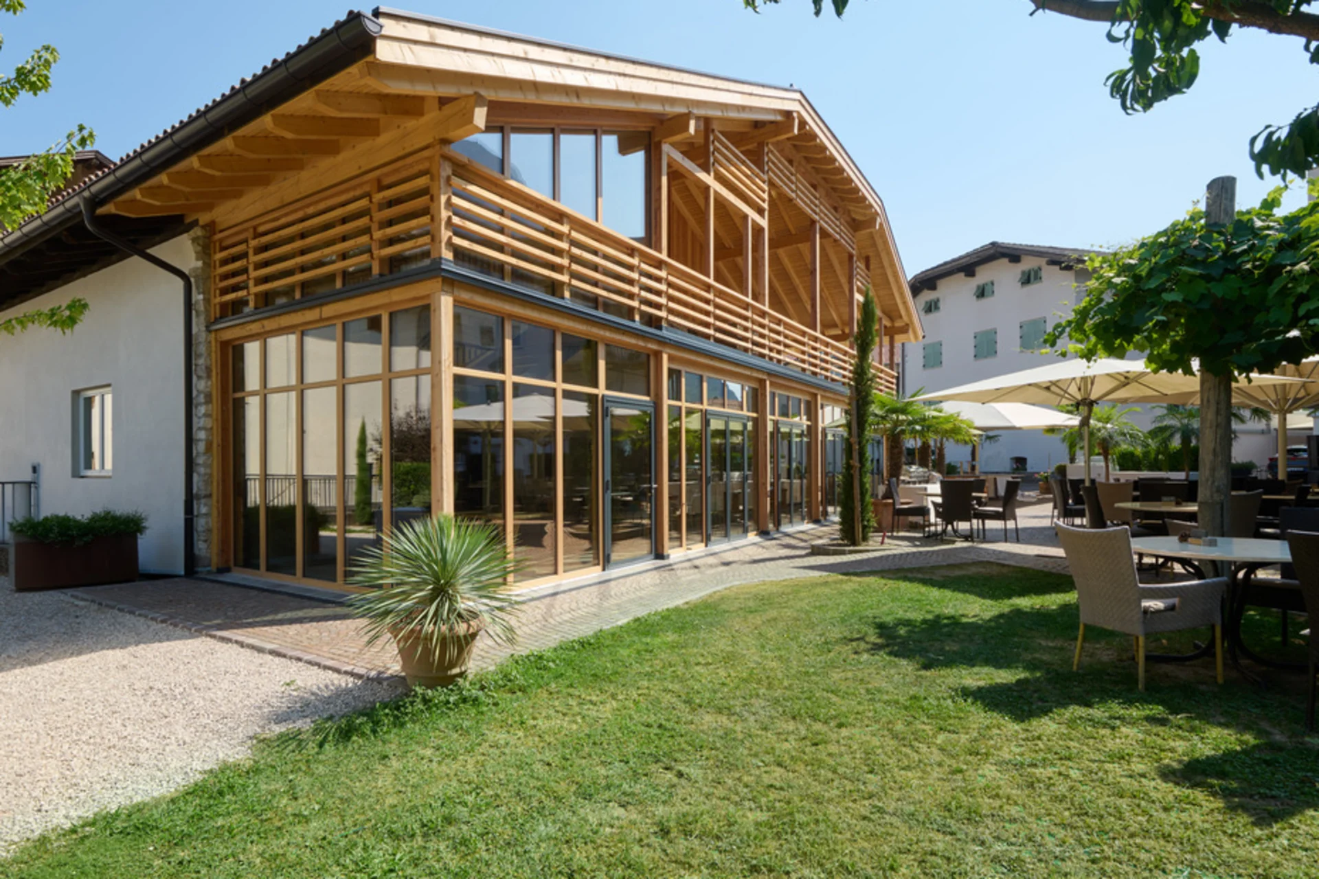 Roadbike Holidays © Fotostudio Eheim Modernes Holzgebäude mit großen Glasfronten und möblierter Gartenterrasse