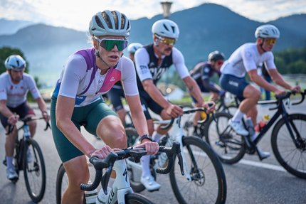 Der Kufsteinerland Radmarathon © Kufsteinerland / Martin Bihounek Radrennsportler fahren auf einer Straße vor bergiger Kulisse