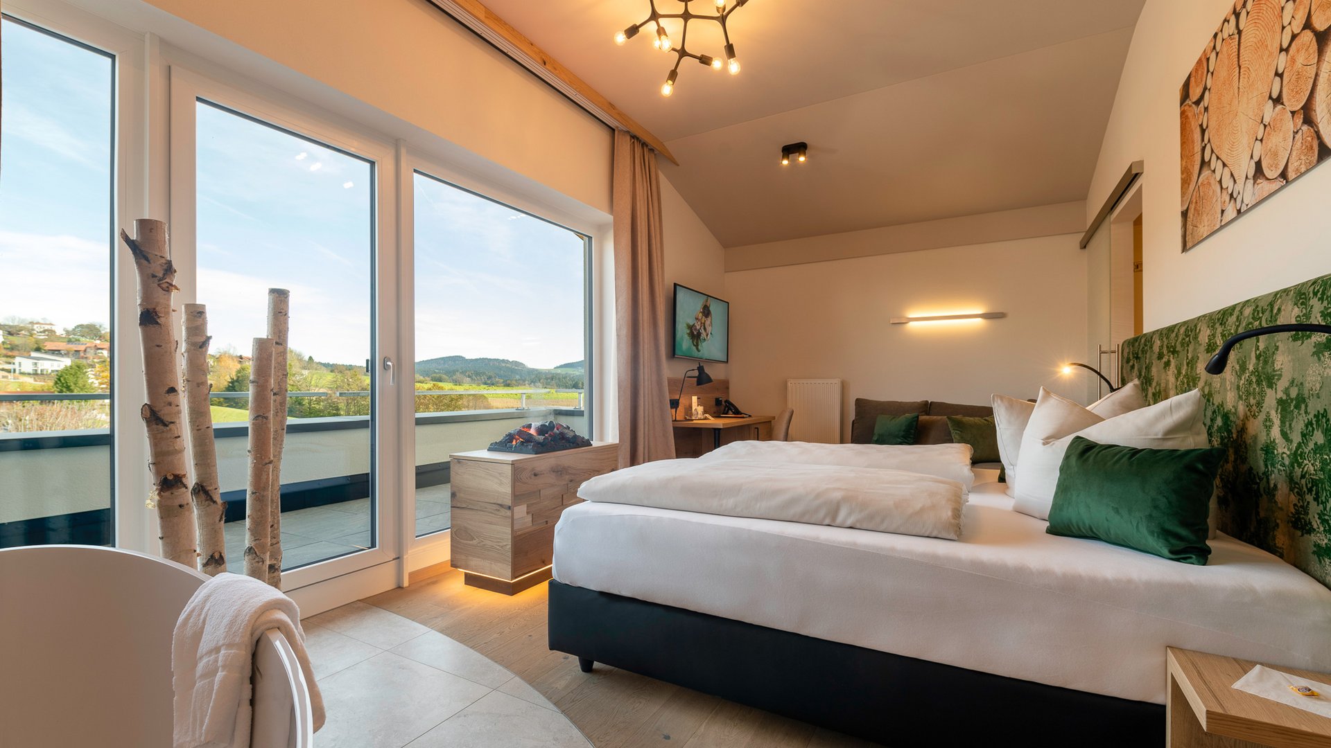 Landrefugium Obermüller – aktiver Rückzug im Rennradrefugium
© Detail Nicole Schaller Helle Hotelzimmer mit Balkon und Blick auf grüne Hügel