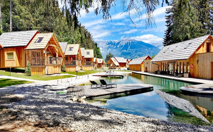 Hotel & Glamping Ribno Alpine Resort **** © Katarina Strgar Ferienhütten am See mit Bergblick und Sonnenliegen