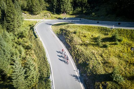 3 Highlights für deinen Rennradurlaub im Tannheimer Tal © Christina Neubauer Drei Radfahrer fahren eine kurvige Bergstraße entlang