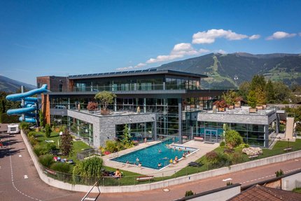 Sportcamp Woferlgut © Nikolaus Faistauer Modernes Schwimmbad mit Außenpool und Wasserrutsche vor Bergkulisse