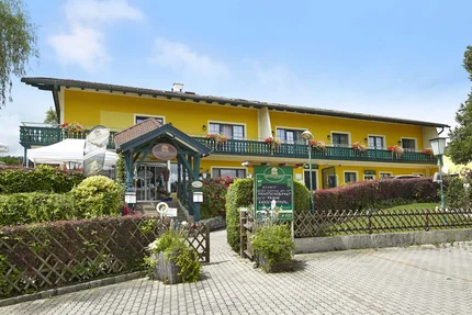 Landgasthof Krumbacherhof © Wiener Alpen Croy Gelbes Landhotel mit Balkon und Garten im sonnigen Tag