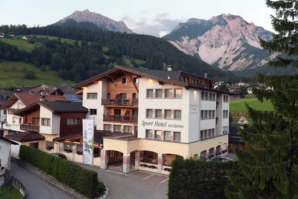 Sporthotel Exclusive © Sporthotel Exclusive SAS Sporthotel in den Alpen mit Bergen im Hintergrund