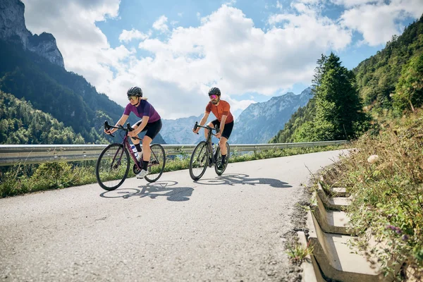 Slowenien © Tobias Köhler Zwei Radfahrer fahren auf Bergstraße bei sonnigem Wetter und blauem Himmel
