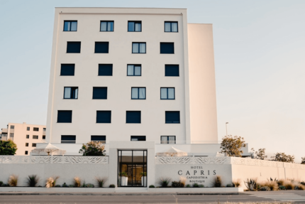 Hotel Capris © Hotel Capris Capodistria Boutique Moderner weißer Hotelbau mit schwarzen Fensterläden und Namen vor der Fassade