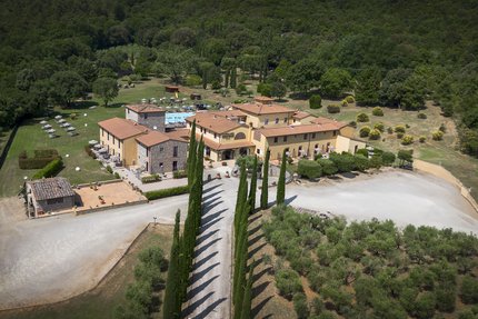 Hotel & Restaurant Casolare Le Terre Rosse © Hotel Casolare Le Terre Rosse Luftaufnahme eines Landhauses mit Pool umgeben von Bäumen und Olivenhain