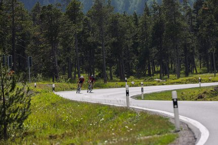 Circuito dell'Arlberg © Felix Saller Due ciclisti su una strada tortuosa in una foresta