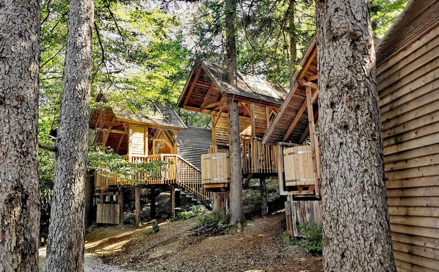 Hotel & Glamping Ribno Alpine Resort **** © Katarina Strgar Holzhütten auf Stelzen im schattigen Wald
