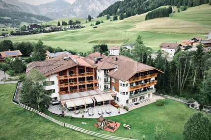 Hotel Bogner Hof © Hotel Bogner Hof GmbH & Co KG Berghotel mit Terrasse, Spielplatz und grünen Wiesen im Alpenpanorama