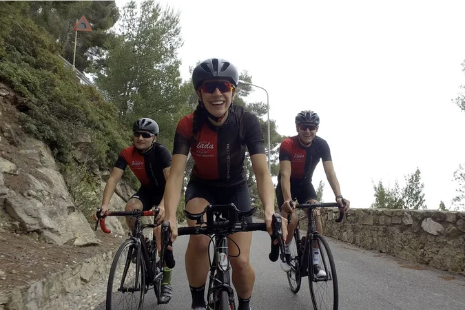 Roadbike Holidays © Villa Giada spEace & Bike Resort Drei Radfahrer in Sportkleidung fahren auf einer Bergstraße