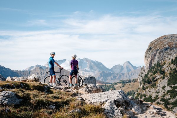 Italien © Josef Plaickner Zwei Radfahrer stehen mit ihren Fahrrädern in den Bergen bei klarem Wetter