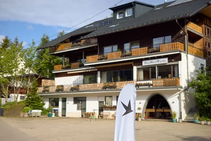 Landhotel Fuchs © David Lemanski Außenansicht Landhotel Fuchs mit Balkonen und Fahne im Vordergrund