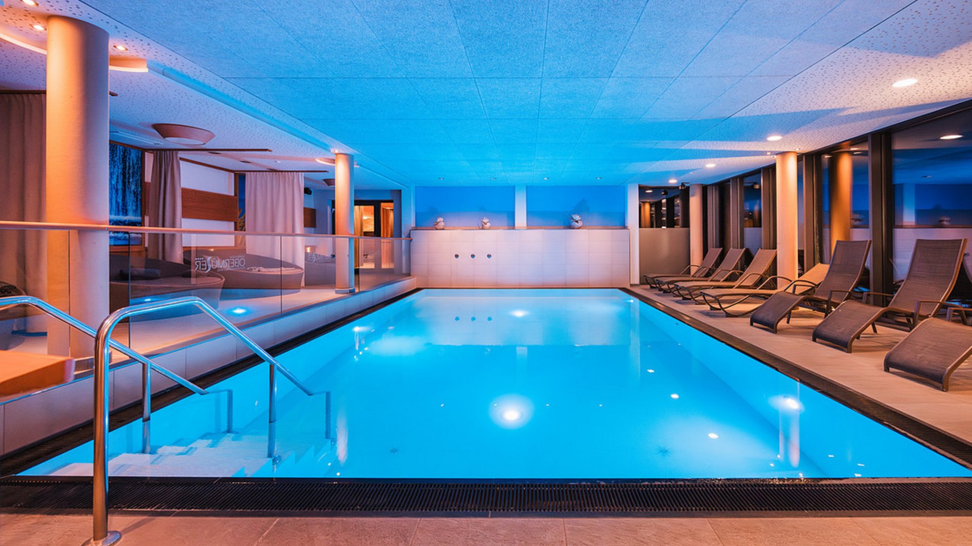 Landrefugium Obermüller – aktiver Rückzug im Rennradrefugium
© Stefan J. Wolf Photography Innenpool in einem modernen Wellnessbereich mit Liegestühlen