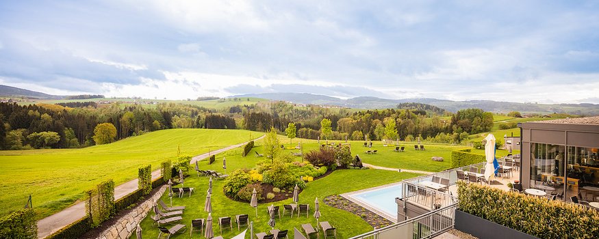 Landrefugium Obermüller – aktiver Rückzug im Rennradrefugium
© Stefan J. Wolf Photography Panorama eines Gartens mit Liegestühlen und Pool auf dem Land