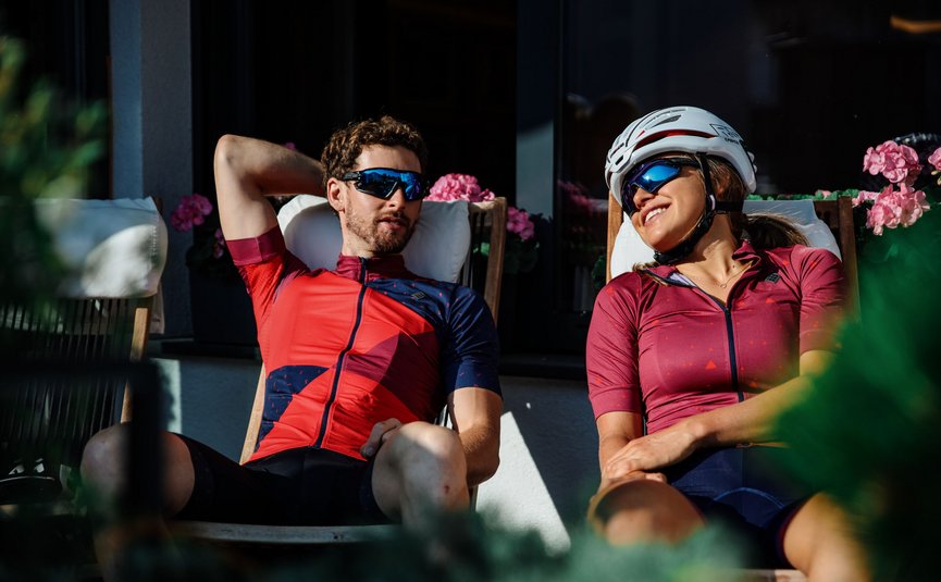 Vacanze in bici da corsa nella regione di Nauders – Lago di Resia © Felix Saller Due ciclisti si rilassano su sedie al sole davanti a una casa