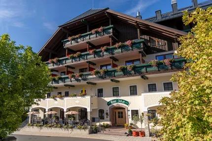 Rennrad & Triathlonhotel Jakob © Zooom Christian Lorenz Traditionelles Hotel mit Restaurant und Blumen auf Balkonen