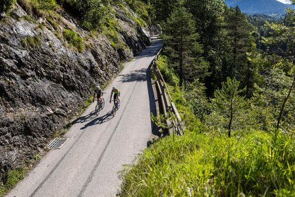 Gaisberg - Rundweg über Strubklamm © Heiko Mandl Zwei Radfahrer auf einer Bergstraße in einem bewaldeten Gebiet bei Sonnenschein