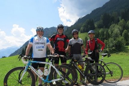 Ausflug nach Hinterglemm © Sportcamp Woferlgut Bruck Vier Radfahrer mit Rennrädern vor Bergen und grünem Tal