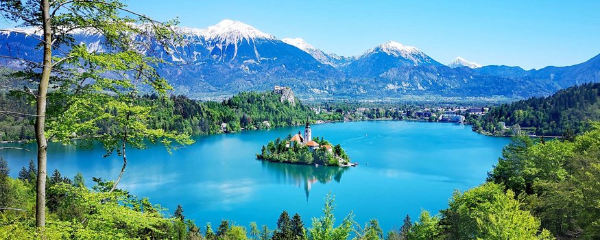 Hotel & Glamping Ribno Alpine Resort **** © Katarina Strgar Blick auf den Bleder See mit Insel und Kirche, umgeben von Bergen und Wäldern