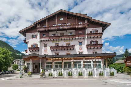 Hotel Union © Harald Wisthaler Großes Hotel Union mit Balkonen vor Berglandschaft und blauem Himmel